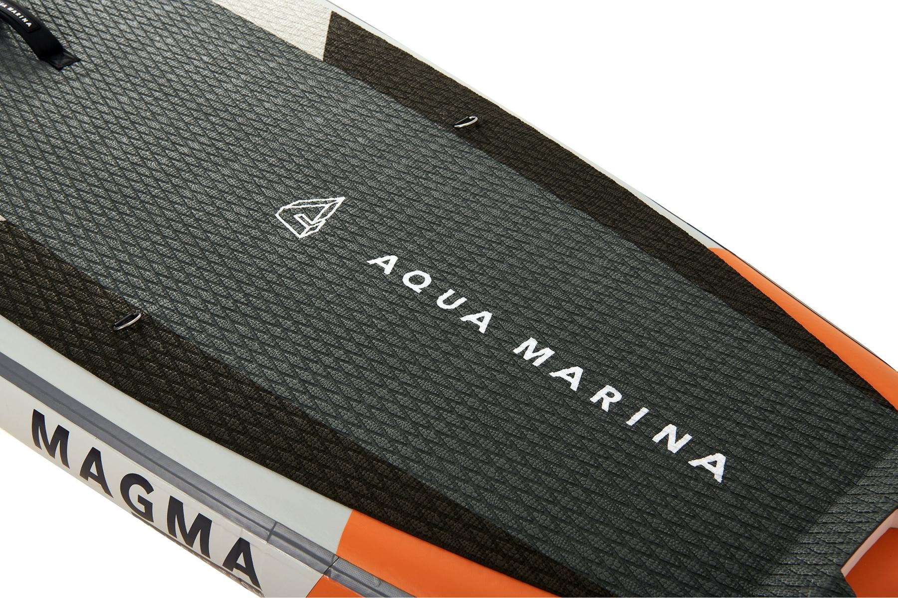 Nahaufnahme der Oberfläche eines Paddleboards mit 'AQUA MARINA' und 'MAGMA'.