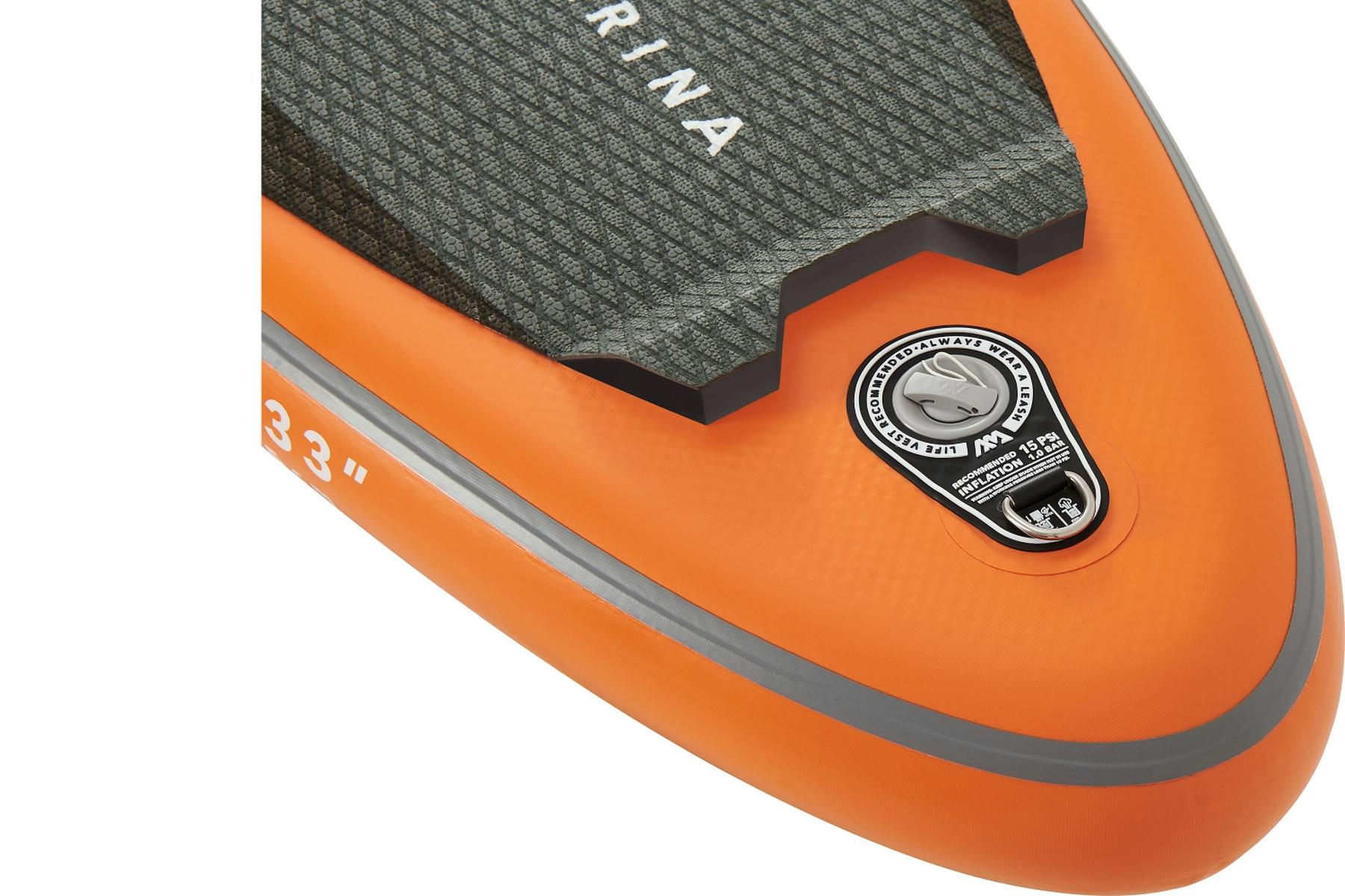 Die Vorderseite eines orangefarbenen und grauen Stand-Up-Paddleboards wird gezeigt.