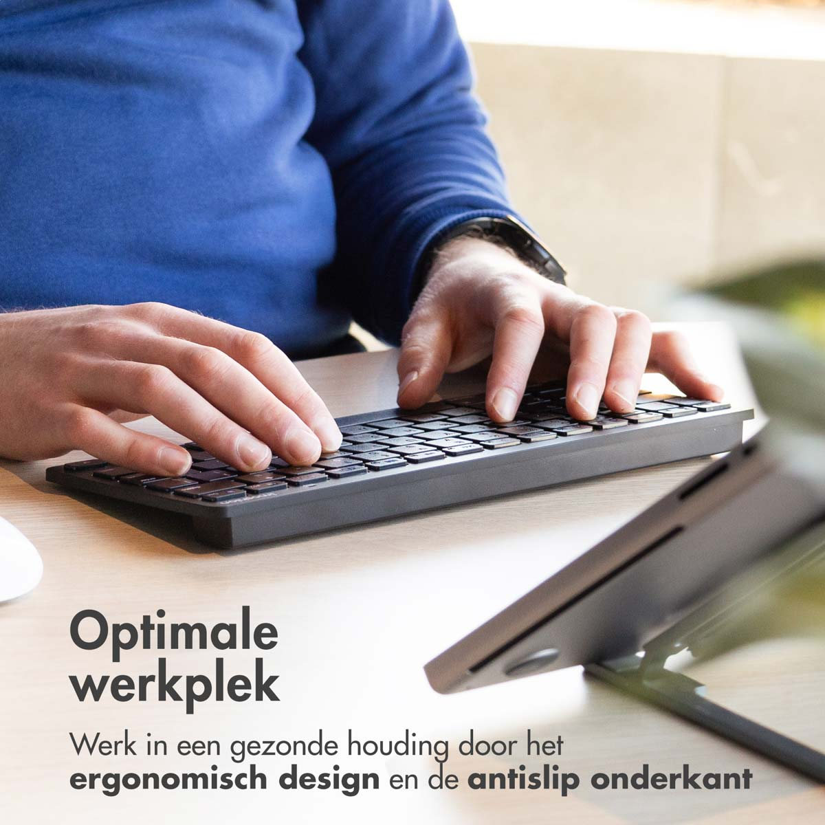 Handen typen op een donker toetsenbord.