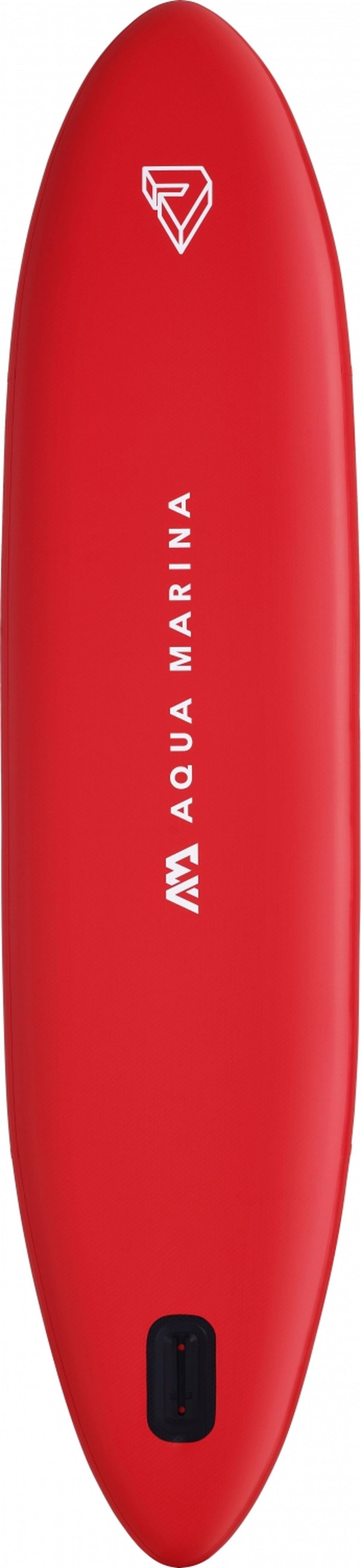 Ein rotes Paddleboard mit Aqua Marina Logo und schwarzer Finne. Es ist auf weißem Hintergrund.