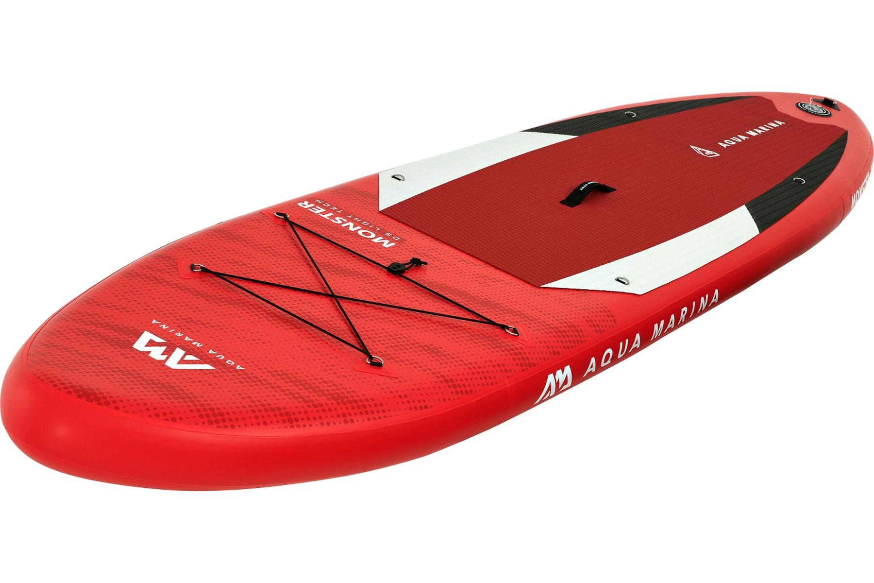 Rotes und weißes Stand-Up-Paddleboard auf weißer Oberfläche, mit schwarzem Kabel.