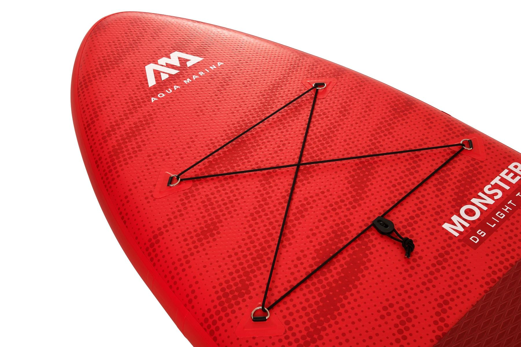 Ein rotes Paddleboard mit strukturierter Oberfläche und schwarzen Kordeln vorne. Der Text 'MONSTER' ist sichtbar.