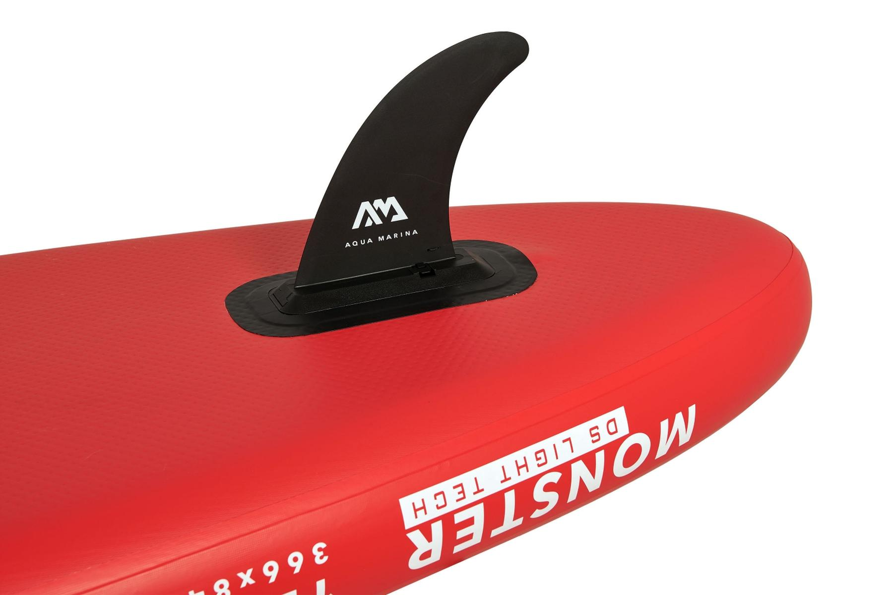 Rotes Paddleboard mit schwarzer Finne und dem Markennamen 'Aqua Marina'.