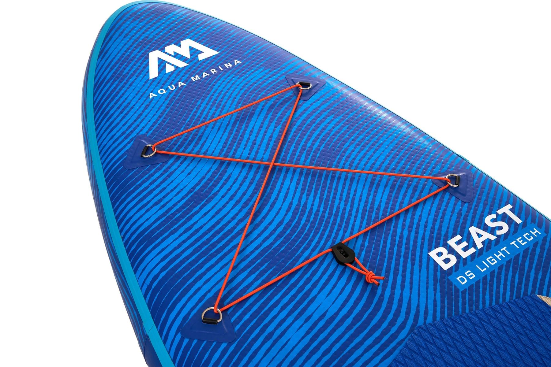 Blau-weißes Paddleboard mit orangefarbenen Kreuzseilen. Text: 'BEAST'. Nahaufnahme vorne.