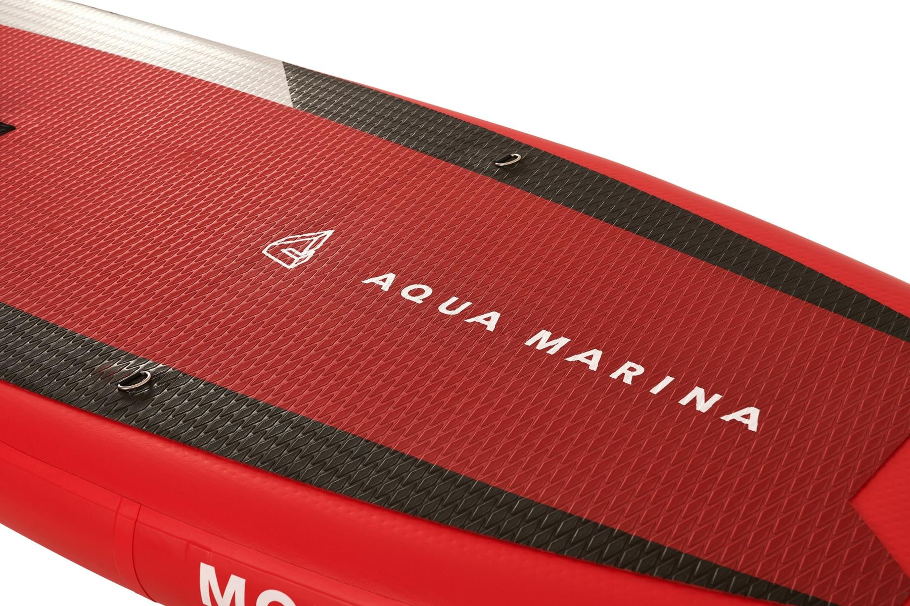Ein rotes und schwarzes Paddleboard mit dem Text 'AQUA MARINA'. Das Board befindet sich auf weißem Hintergrund.
