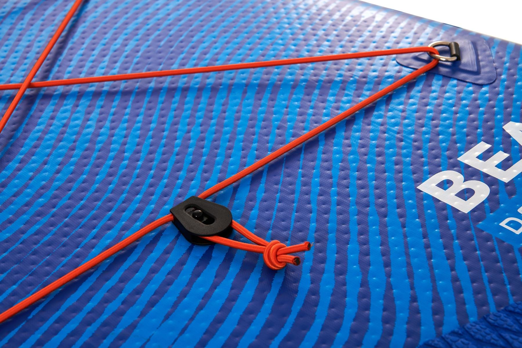 Nahaufnahme eines blau-violetten Paddle-Boards mit roten Bungee-Kordeln und einem schwarzen Kordelverschluss.