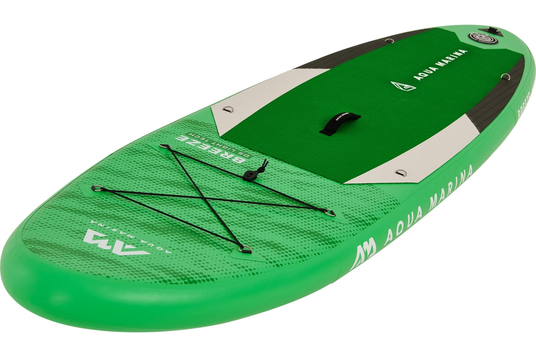 Grünes und weißes Stand-Up-Paddleboard auf weißem Hintergrund.