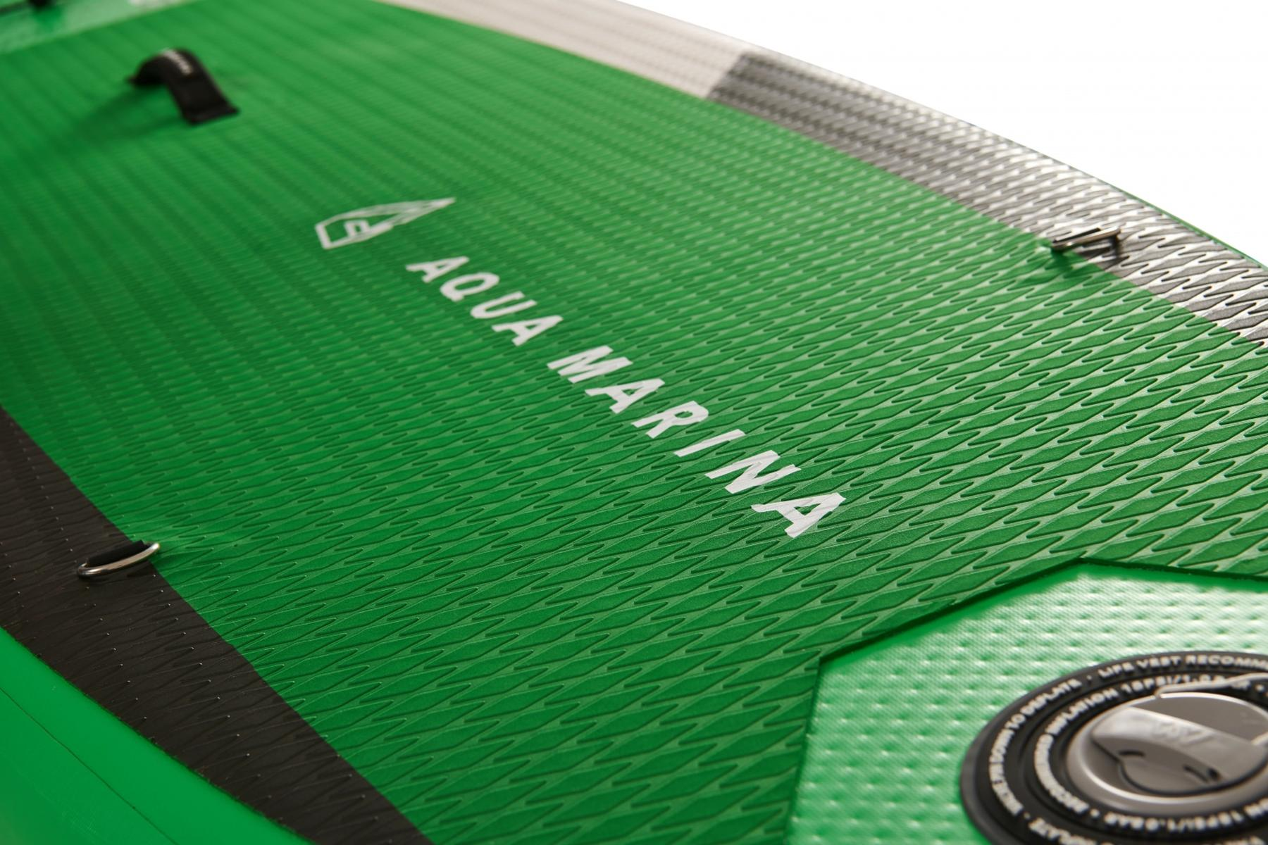 Grünes Paddelboard mit dem Text "AQUA MARINA" oben, zeigt eine strukturierte Oberfläche.