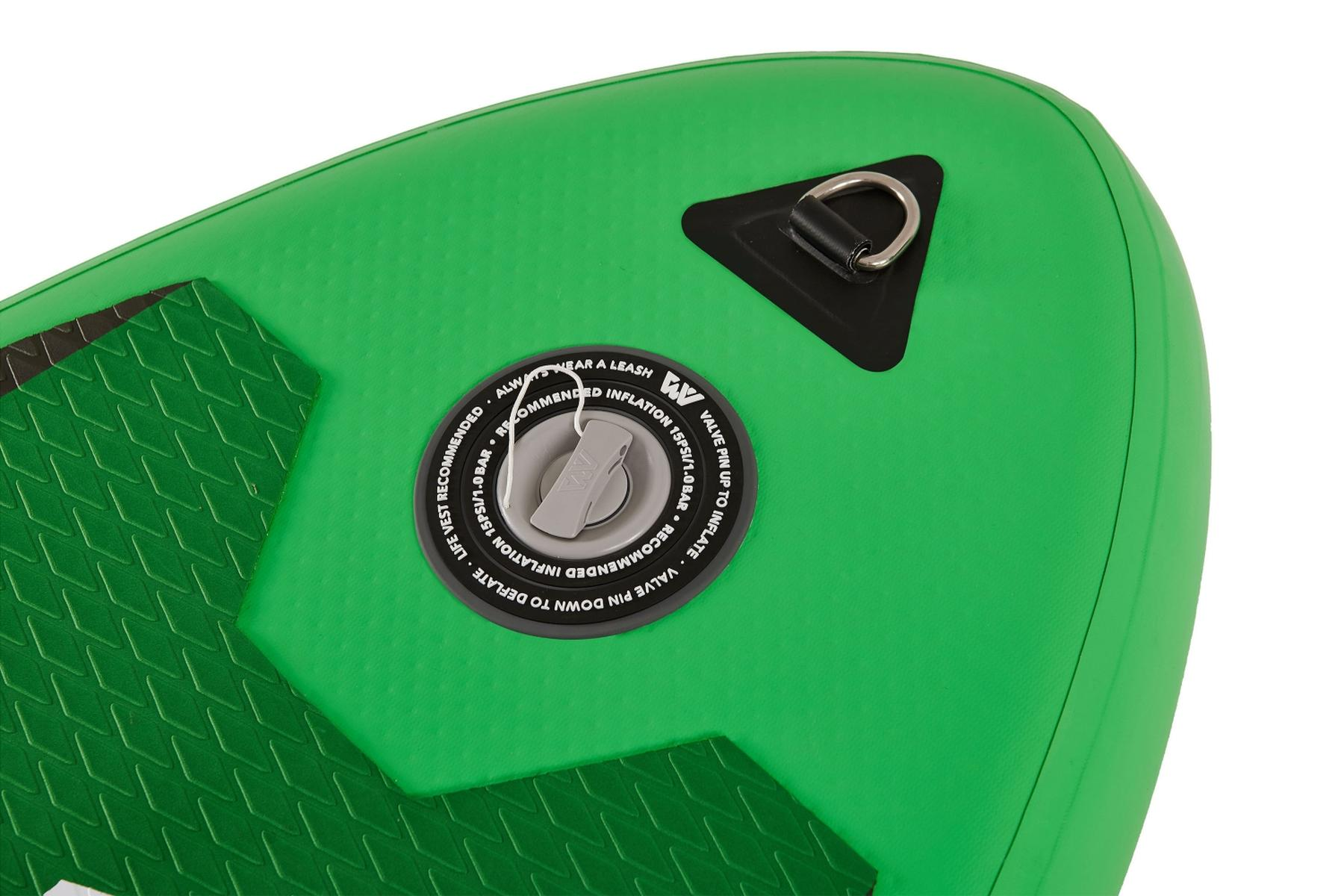 Nahaufnahme eines grünen Paddle-Boards mit Ventil und Ring für eine Leine.
