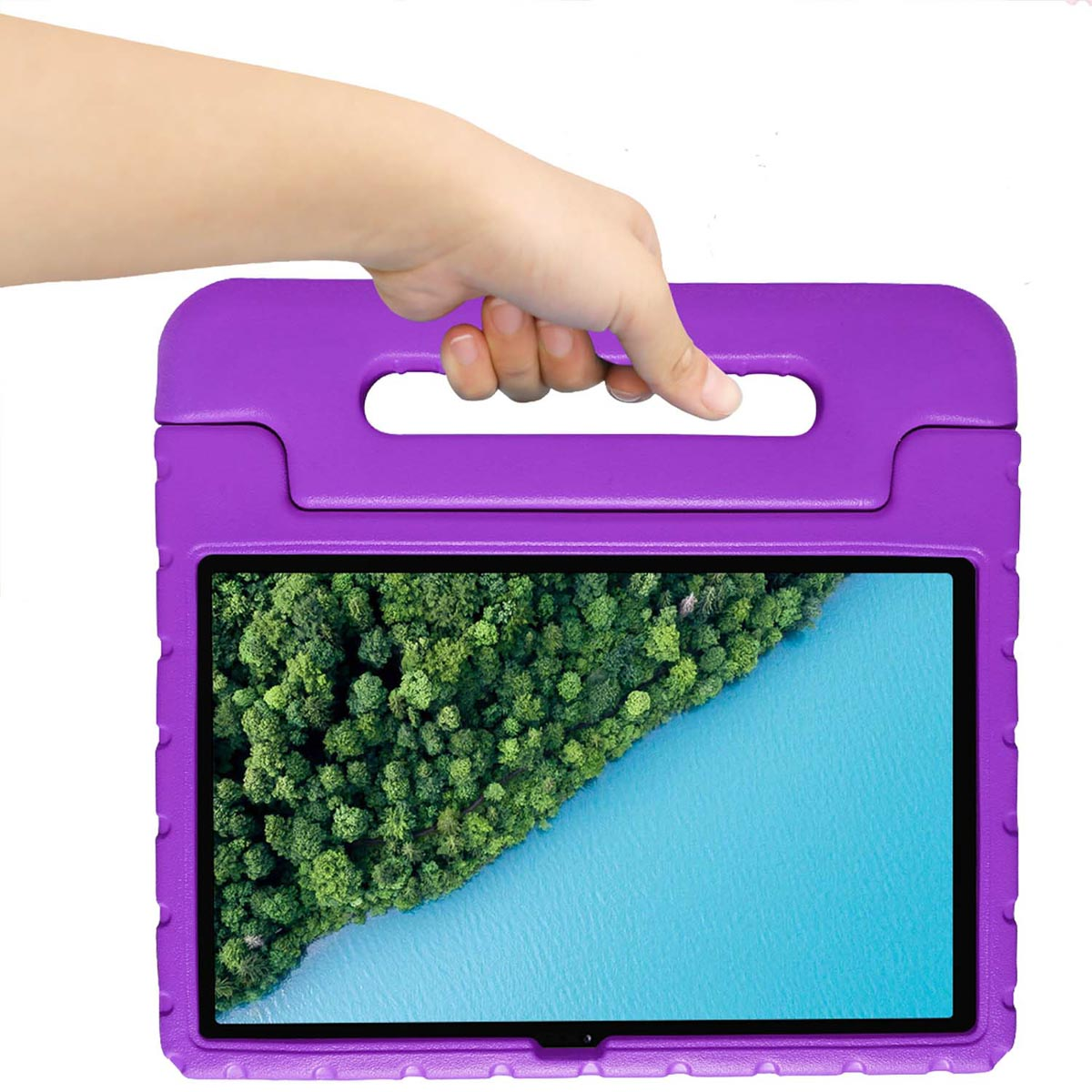 Paarse tablethoes, vastgehouden door een hand, met een landschap op het scherm.