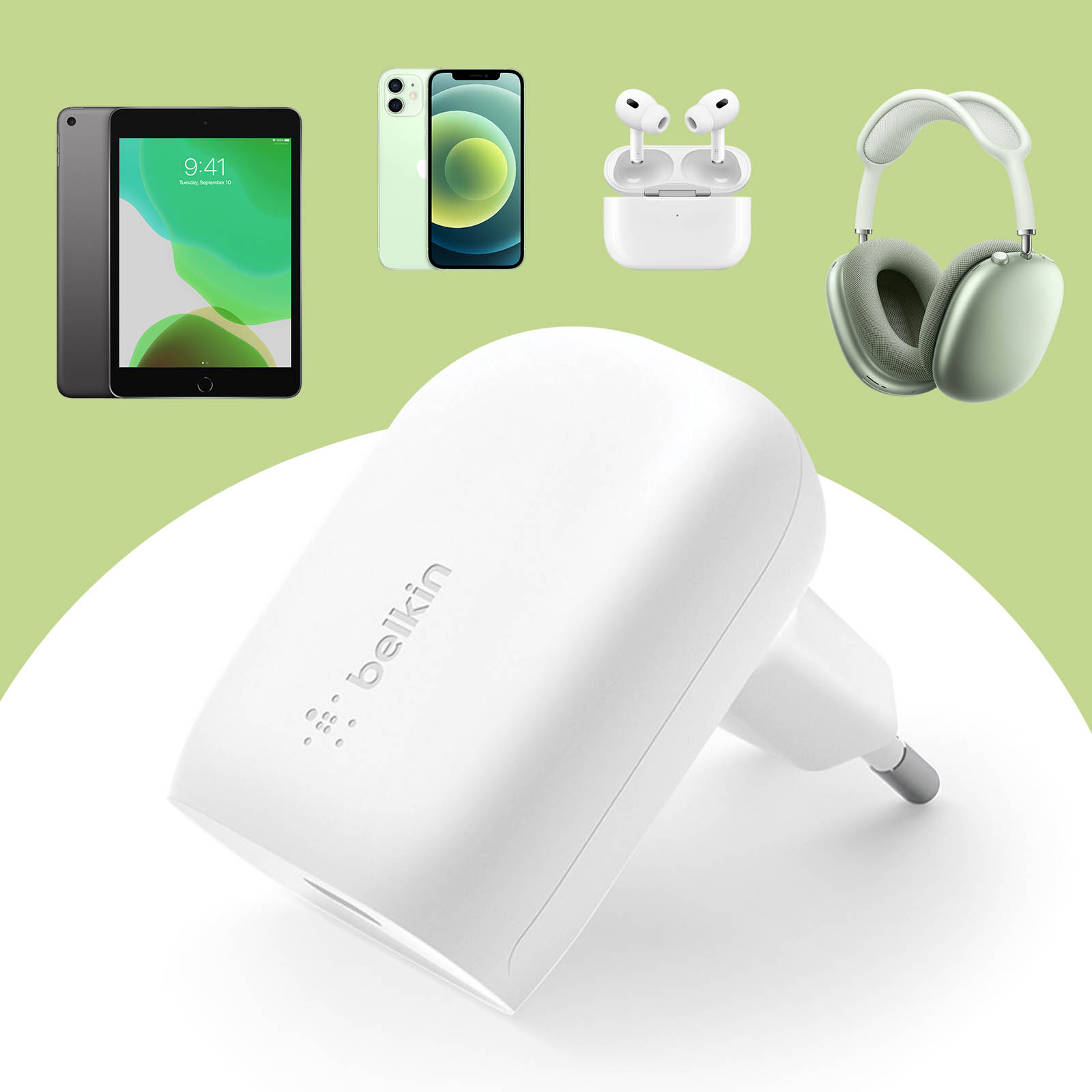 Caricatore Belkin bianco, iPad, iPhone, AirPods e cuffie su sfondo verde.