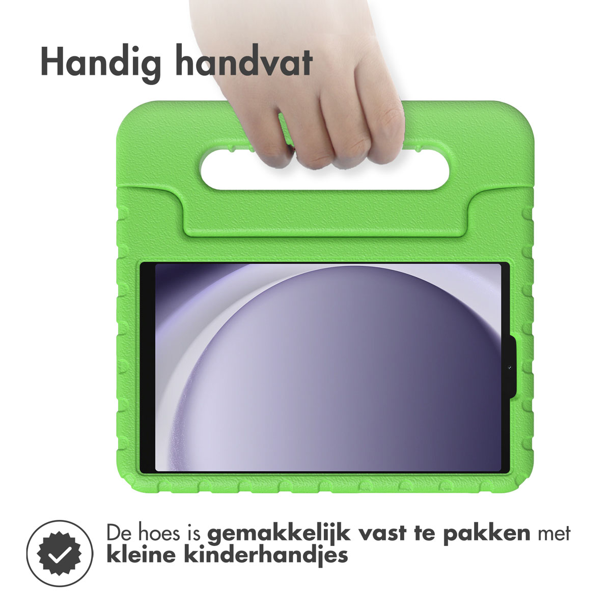 Hand die een groene tablethoes vasthoudt met een tablet erin. De hoes heeft.