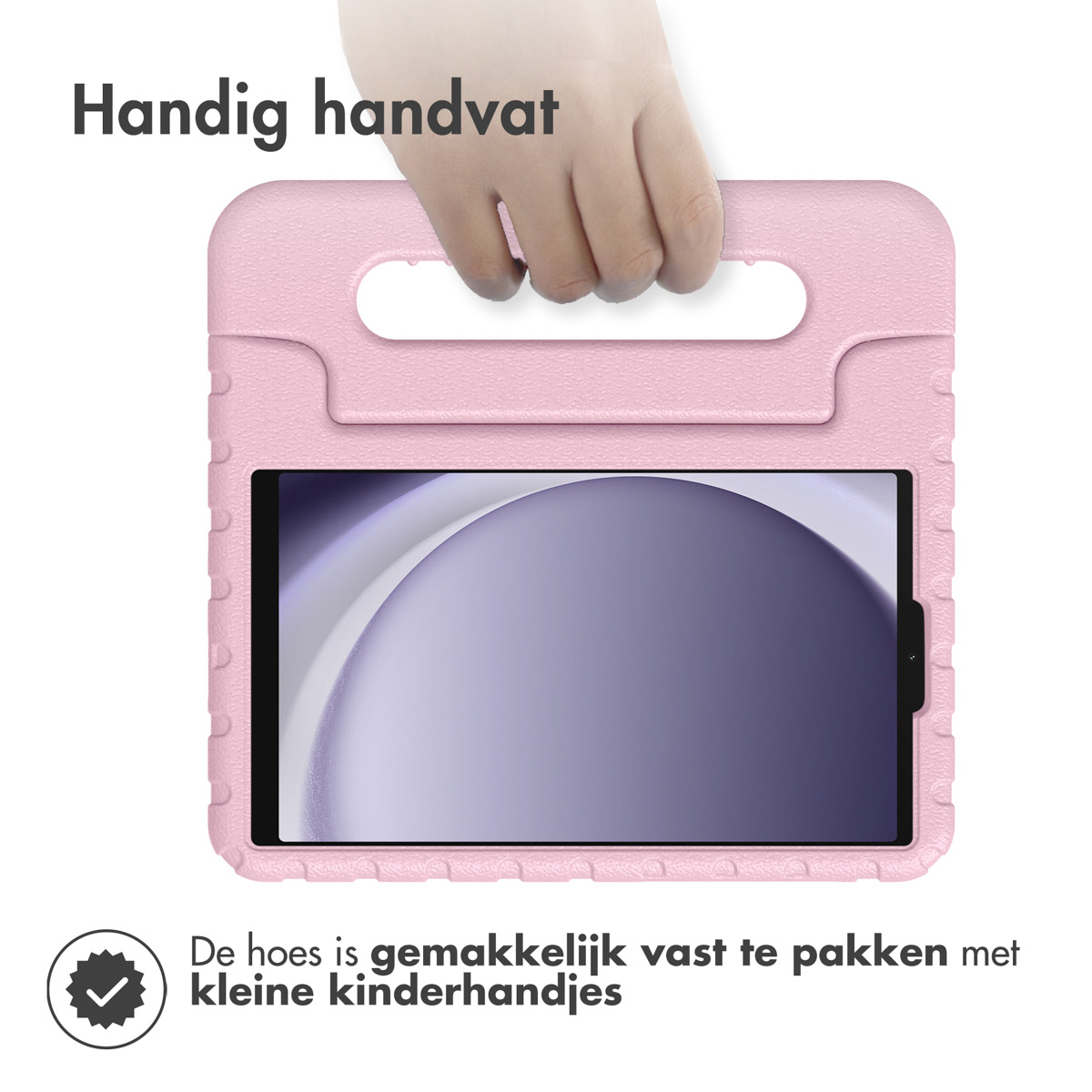 Roze tablethoes met tablet erin. Hand houdt de hoes vast.