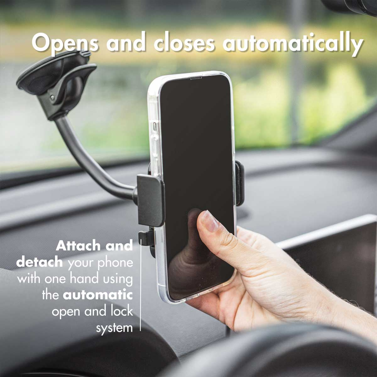 Een telefoon is in een auto gemonteerd. Een hand stelt de telefoon af.