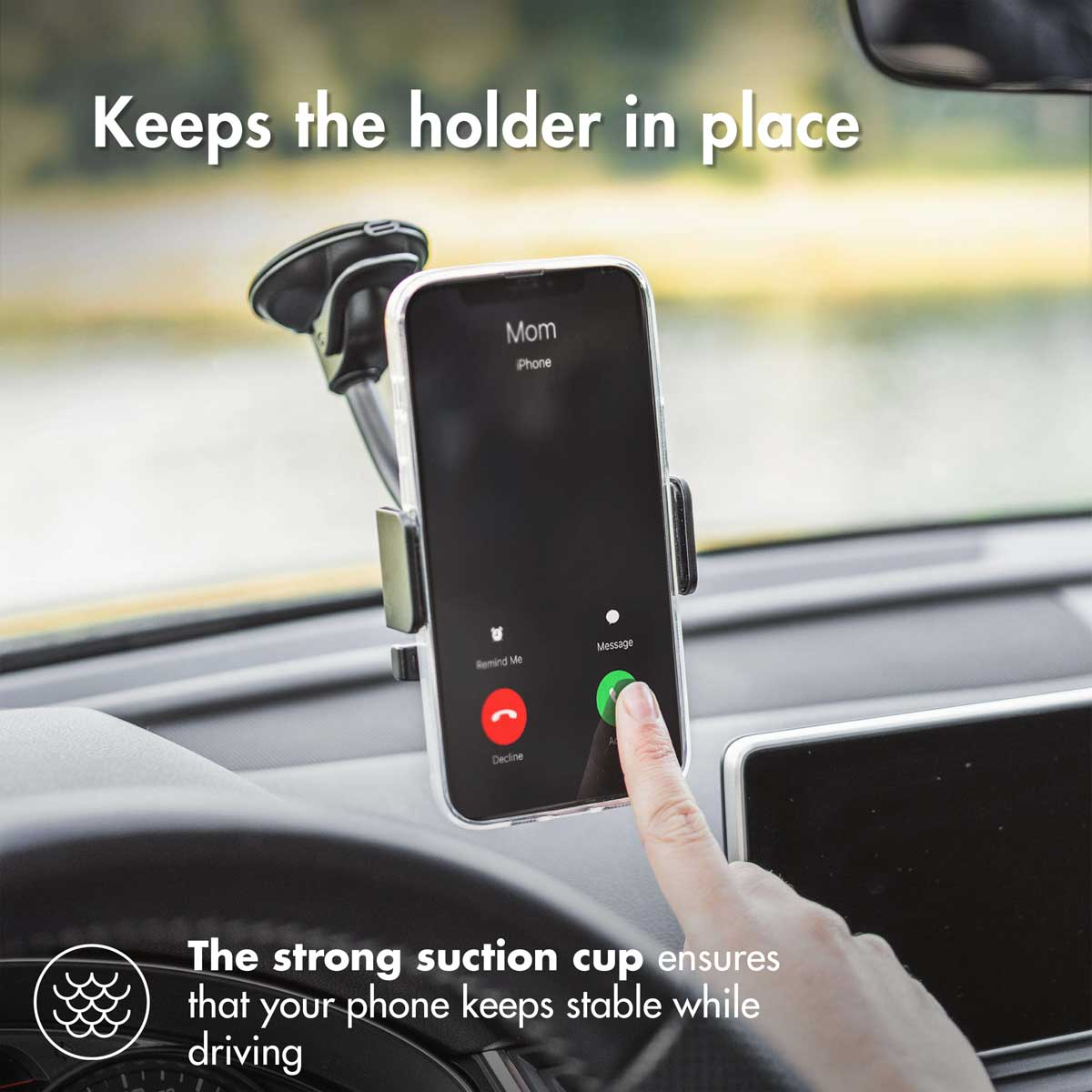 Autodashboard met telefoonhouder. Telefoon toont een oproep van "Mama".