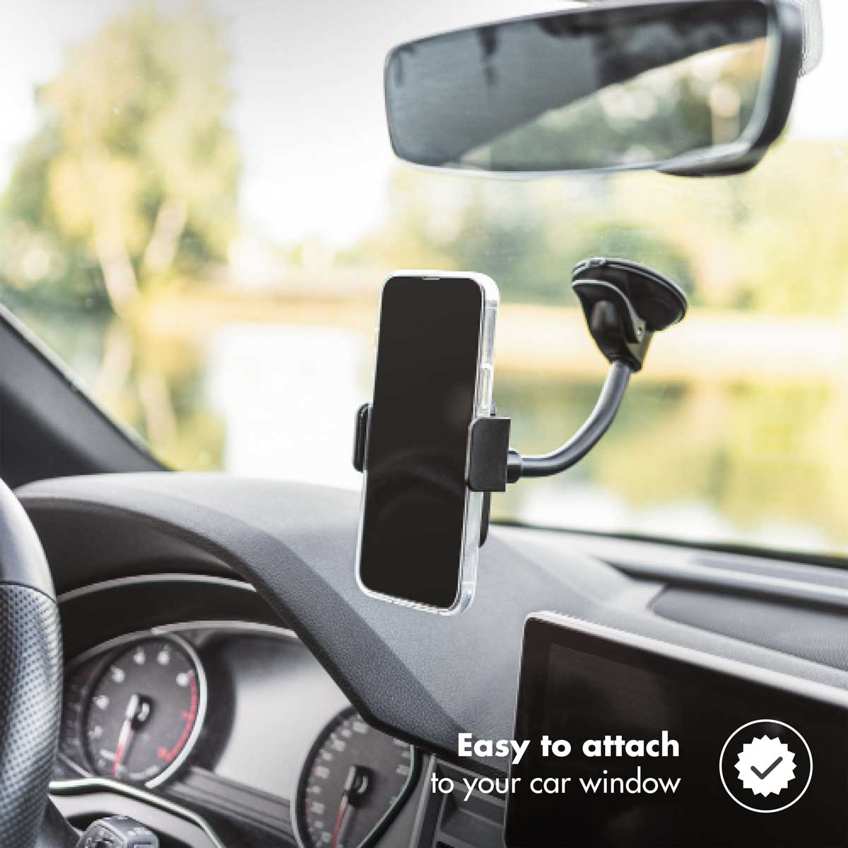 Een telefoonhouder voor in de auto met een telefoon bevestigd, gemonteerd op een dashboard.