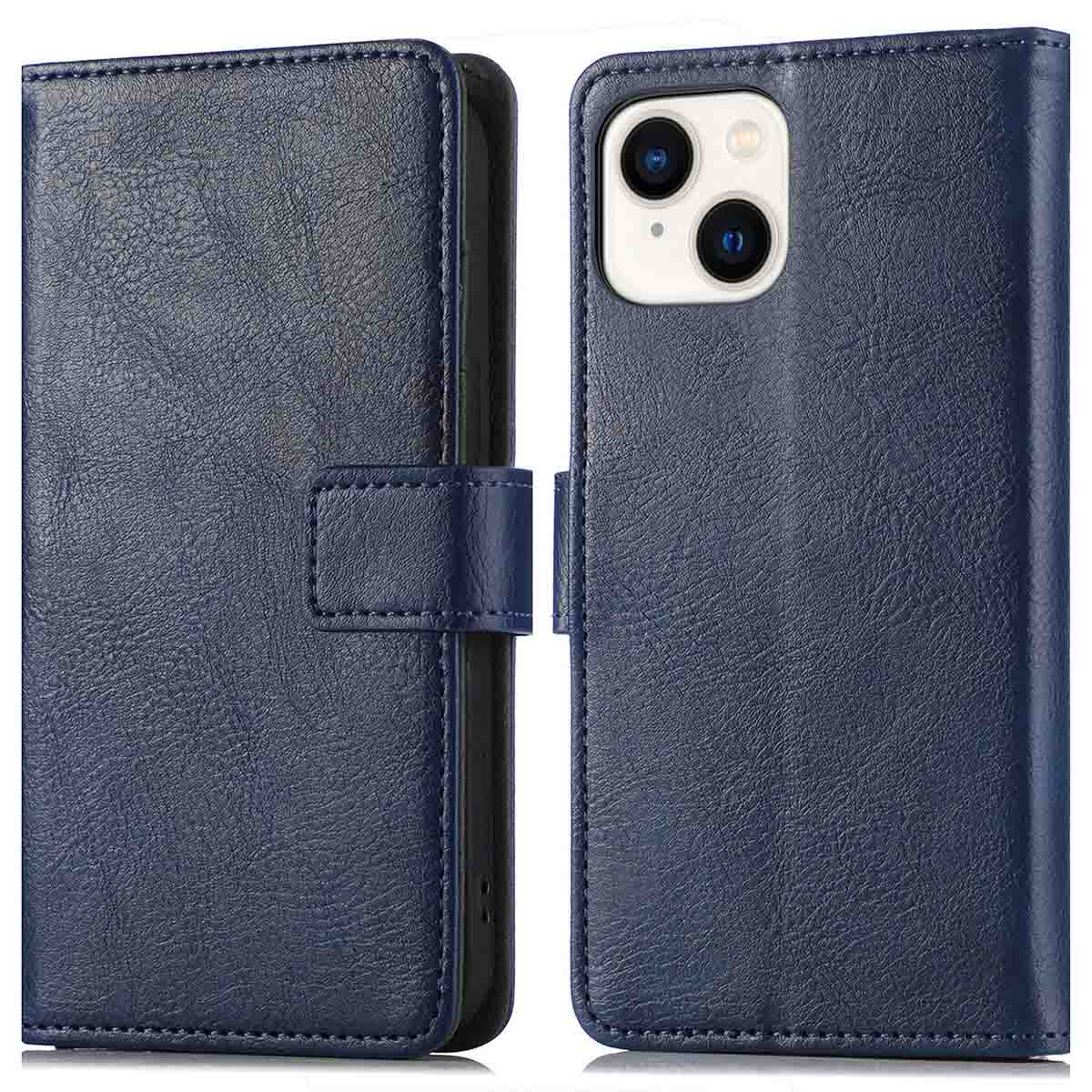 Een donkerblauwe leren portemonnee-etui. Het heeft een sluiting en houdt een iPhone vast. De hoes is gesloten.