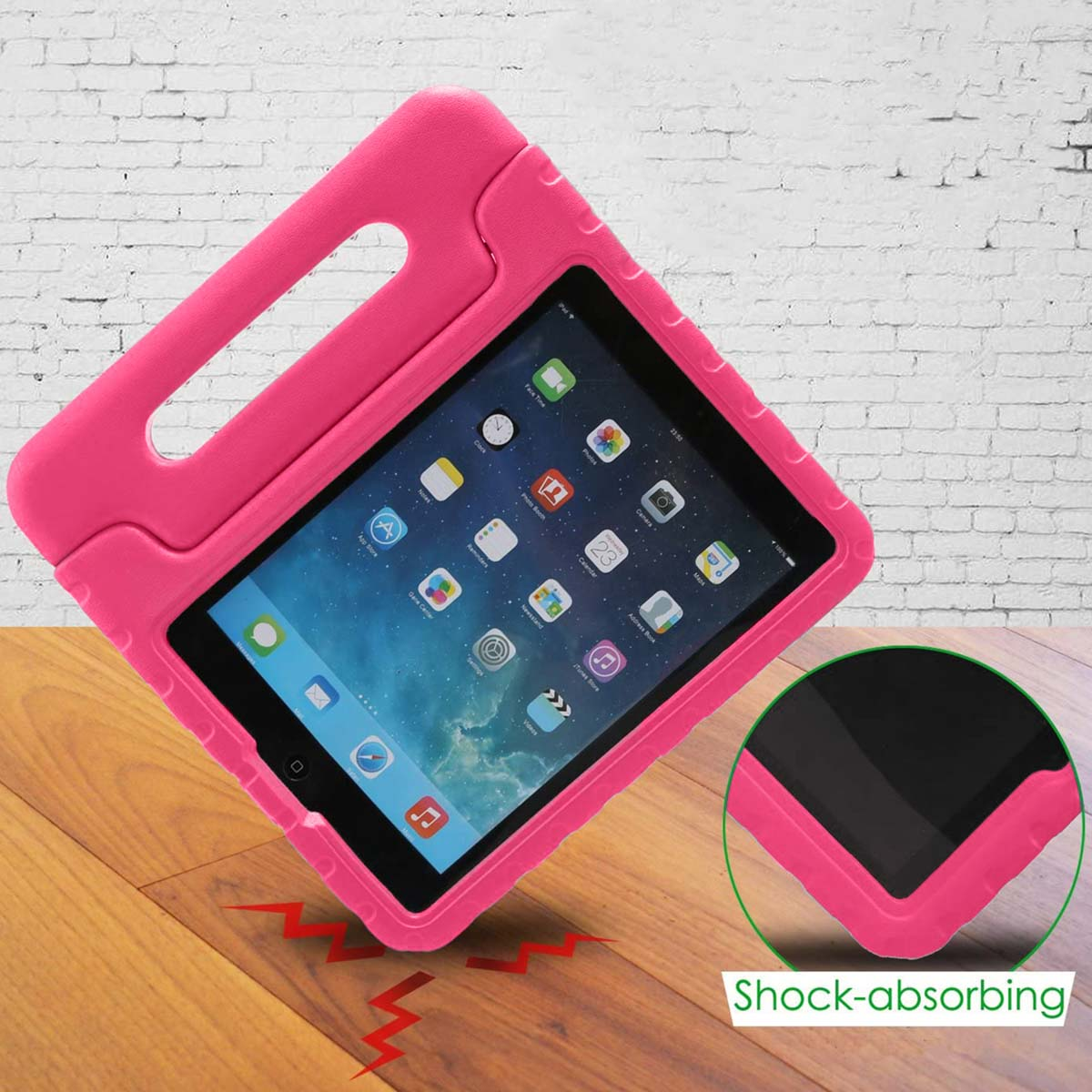 Une coque de tablette rose avec poignée sur du bois, montrant des coins absorbant les chocs.