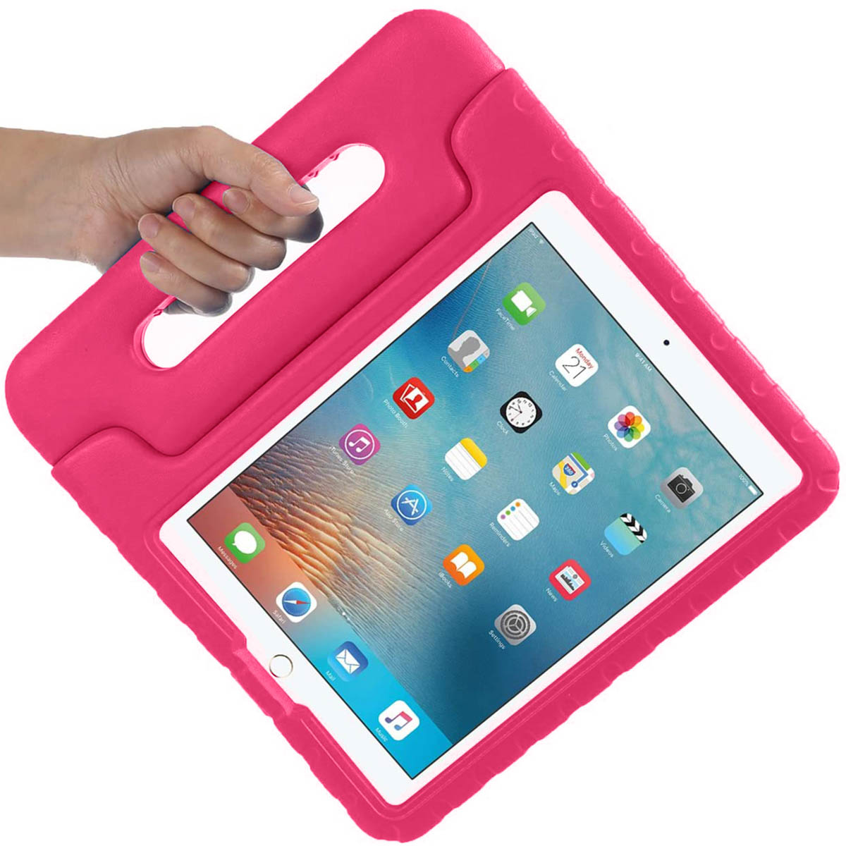 Une main tenant un étui de tablette rose avec une tablette à l'intérieur. Le texte dit 'Lundi 21'.