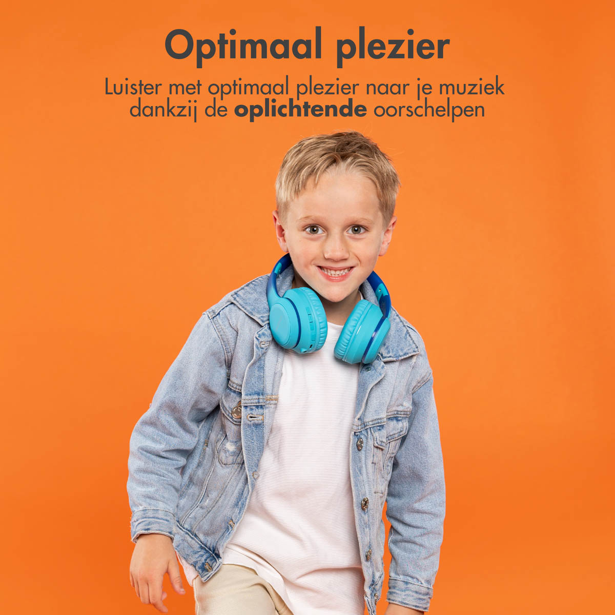 Een jongen met een blauwe koptelefoon om zijn nek, oranje achtergrond.