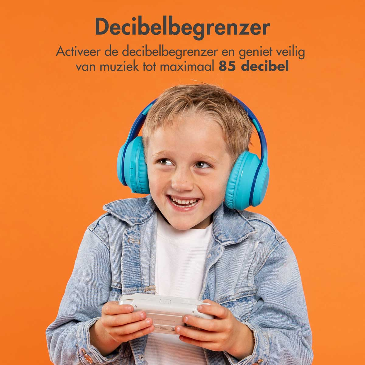 Jongen met blauwe koptelefoon en een spelconsole. Oranje achtergrond met tekst.