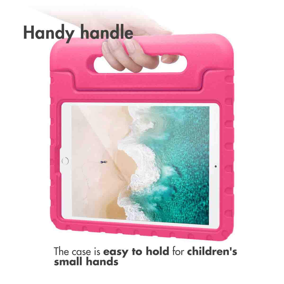 Étui de tablette rose avec poignée tenant une tablette. L'écran montre une scène de plage.
