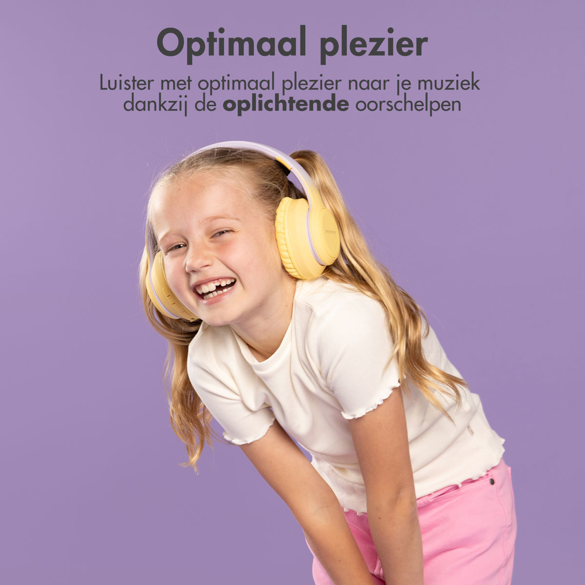 Meisje met koptelefoon lacht. Tekst zegt 'Optimaal plezier'.