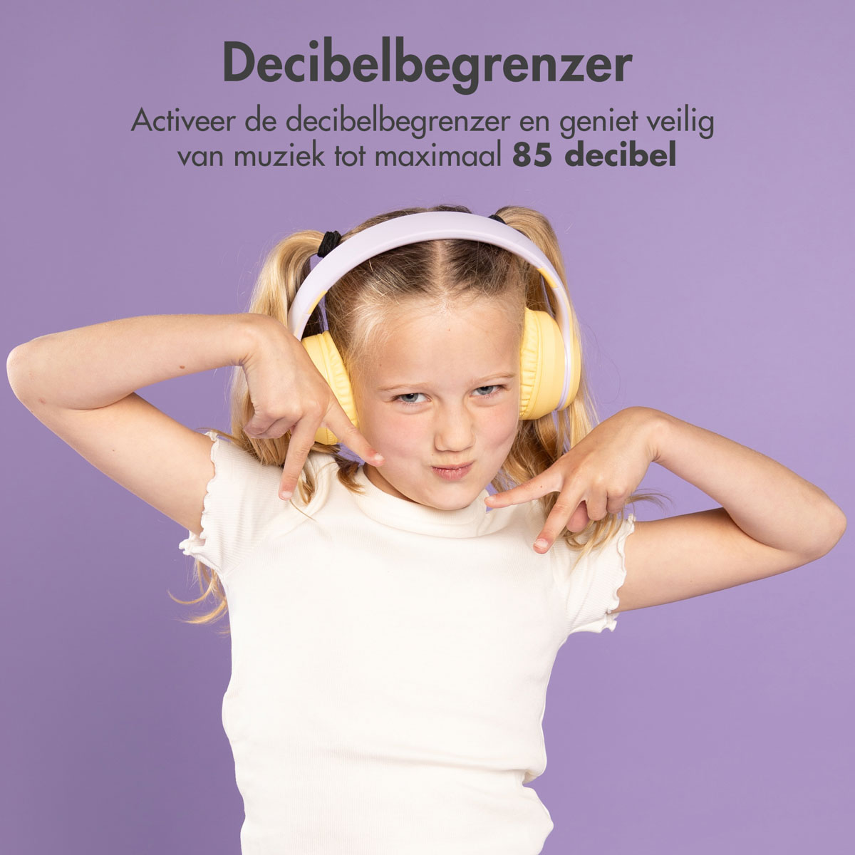 Een meisje met een gele koptelefoon maakt een vredesteken. Ze staat op een paarse achtergrond.