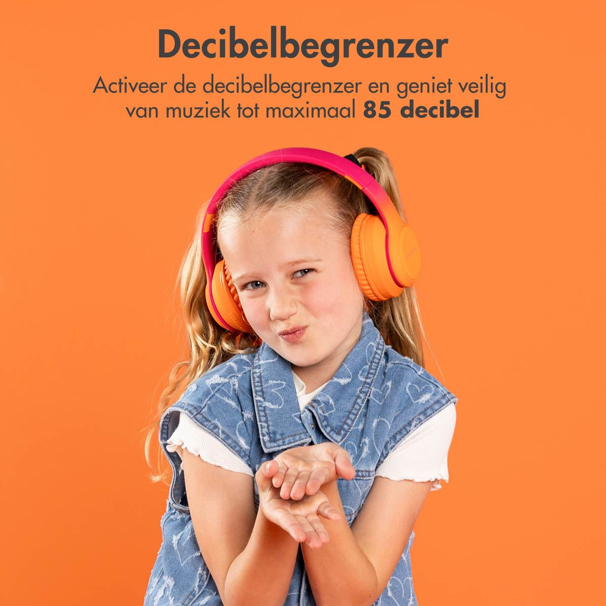Meisje met oranje koptelefoon. Tekst over decibellimiter, veilige muziek op 85 decibel.