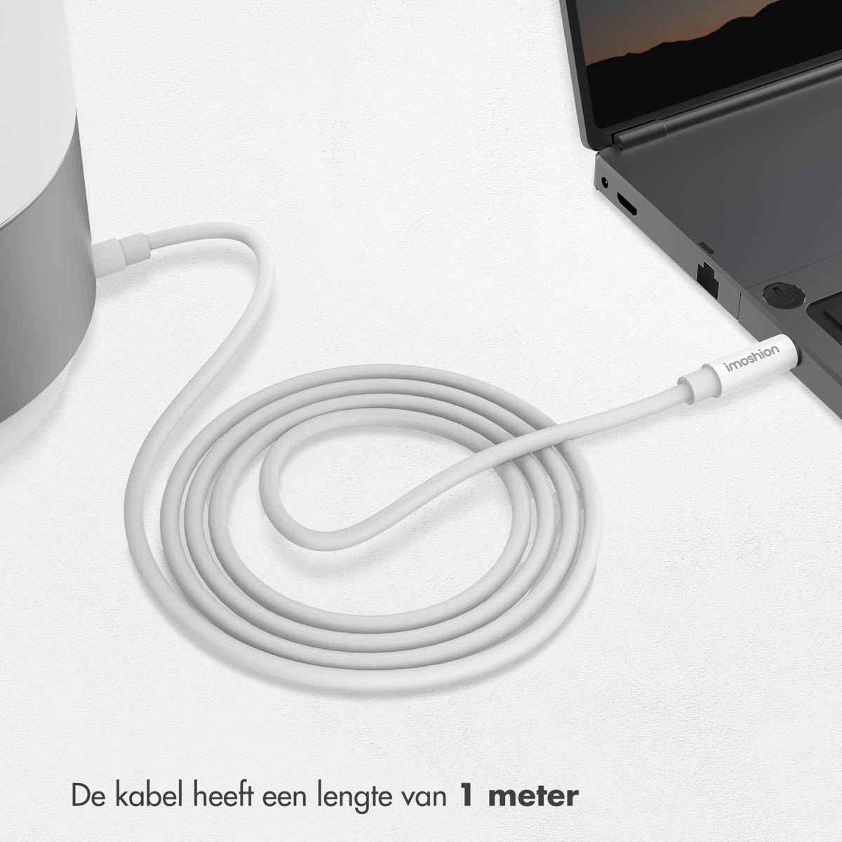 Witte kabel op een witte ondergrond, aangesloten op een apparaat.