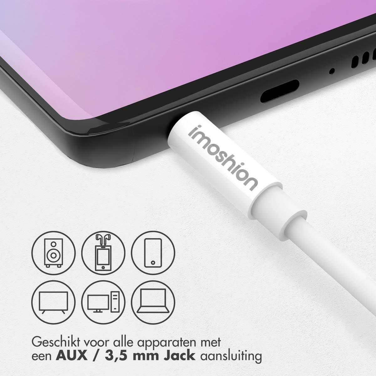 Witte adapter aangesloten op telefoon. Tekst over alle apparaten met AUX/3,5mm jack.