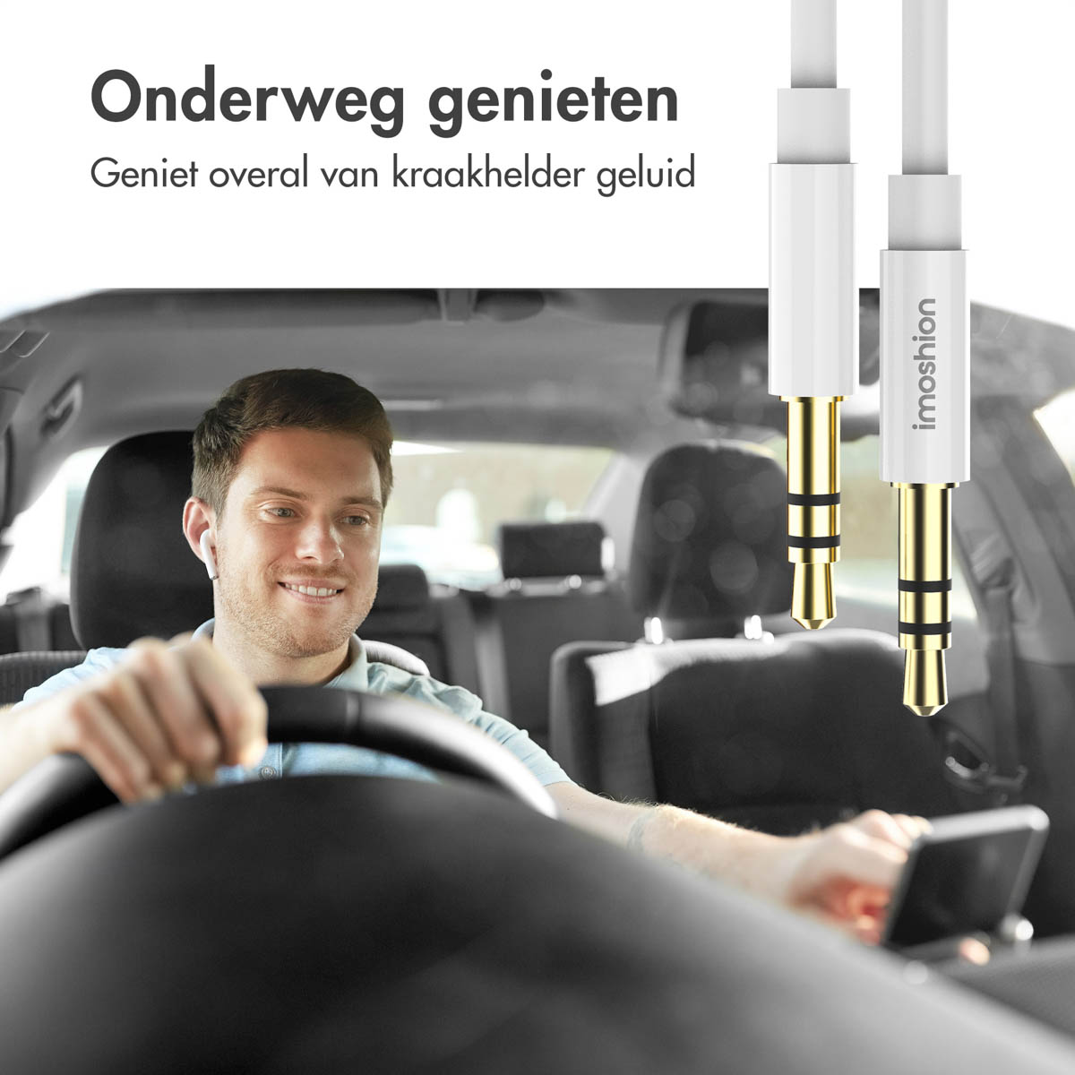 Een man die een auto bestuurt en oordopjes draagt. Twee witte audiokabels zijn in beeld.