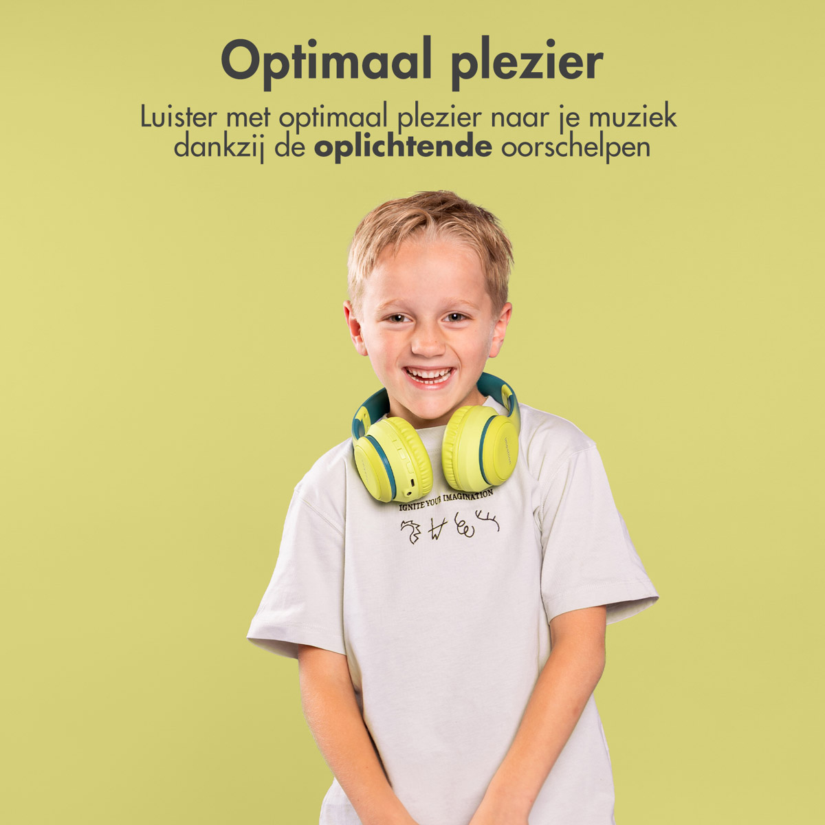 Jongen met koptelefoon glimlacht. Groene achtergrond, tekst 'Optimaal plezier'.