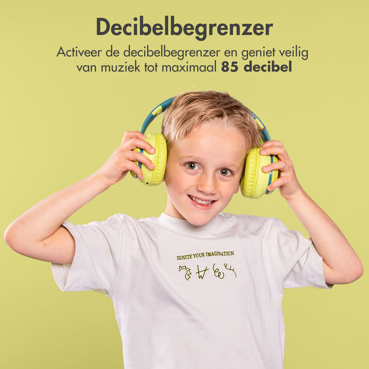 Jongen met koptelefoon. Groene en gele koptelefoon, jongen met wit t-shirt met tekst.