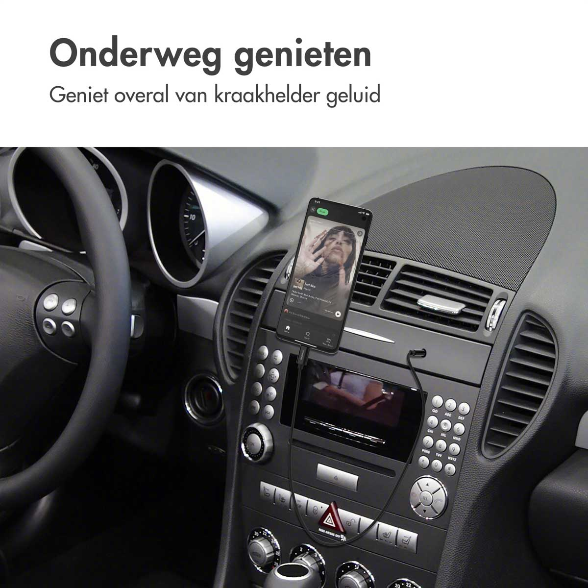 Auto-interieur met gemonteerde telefoon. Telefoon toont een videogesprek.