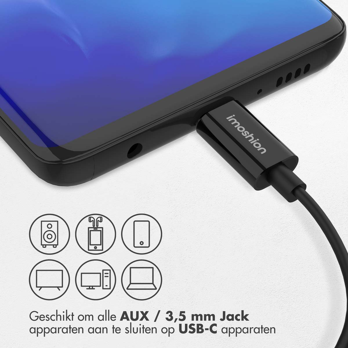 Zwarte telefoon met een USB-C kabel aangesloten. Verschillende iconen eronder. Tekst: 'Geschikt om...'