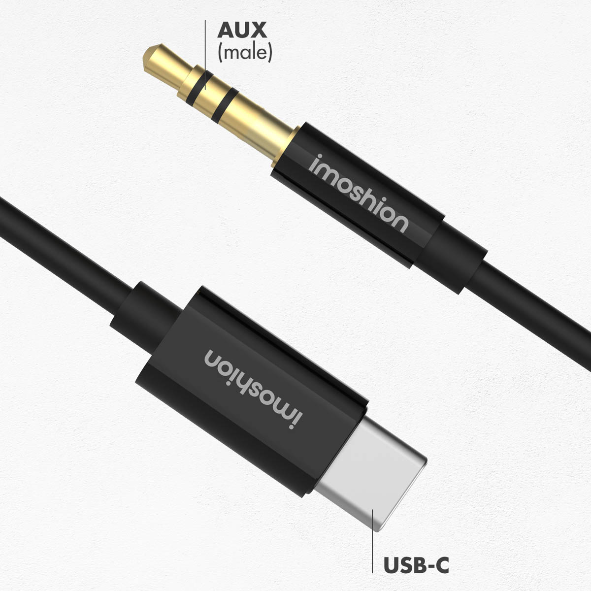 Zwarte USB-C naar AUX kabel. Toont de USB-C en AUX (mannelijk) connectoren.