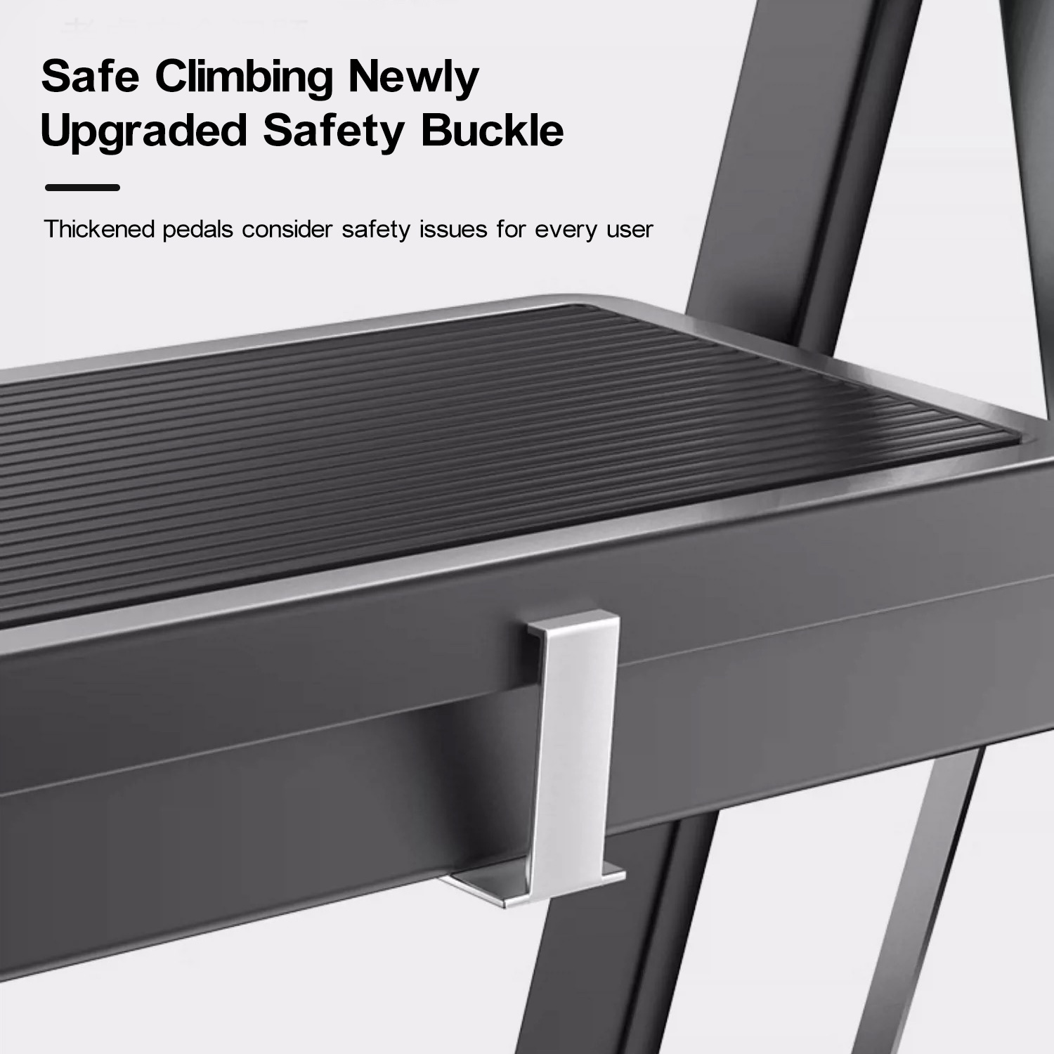 Primer plano de un peldaño de escalera con hebilla de seguridad. Texto: Escalada segura, hebilla de seguridad mejorada.