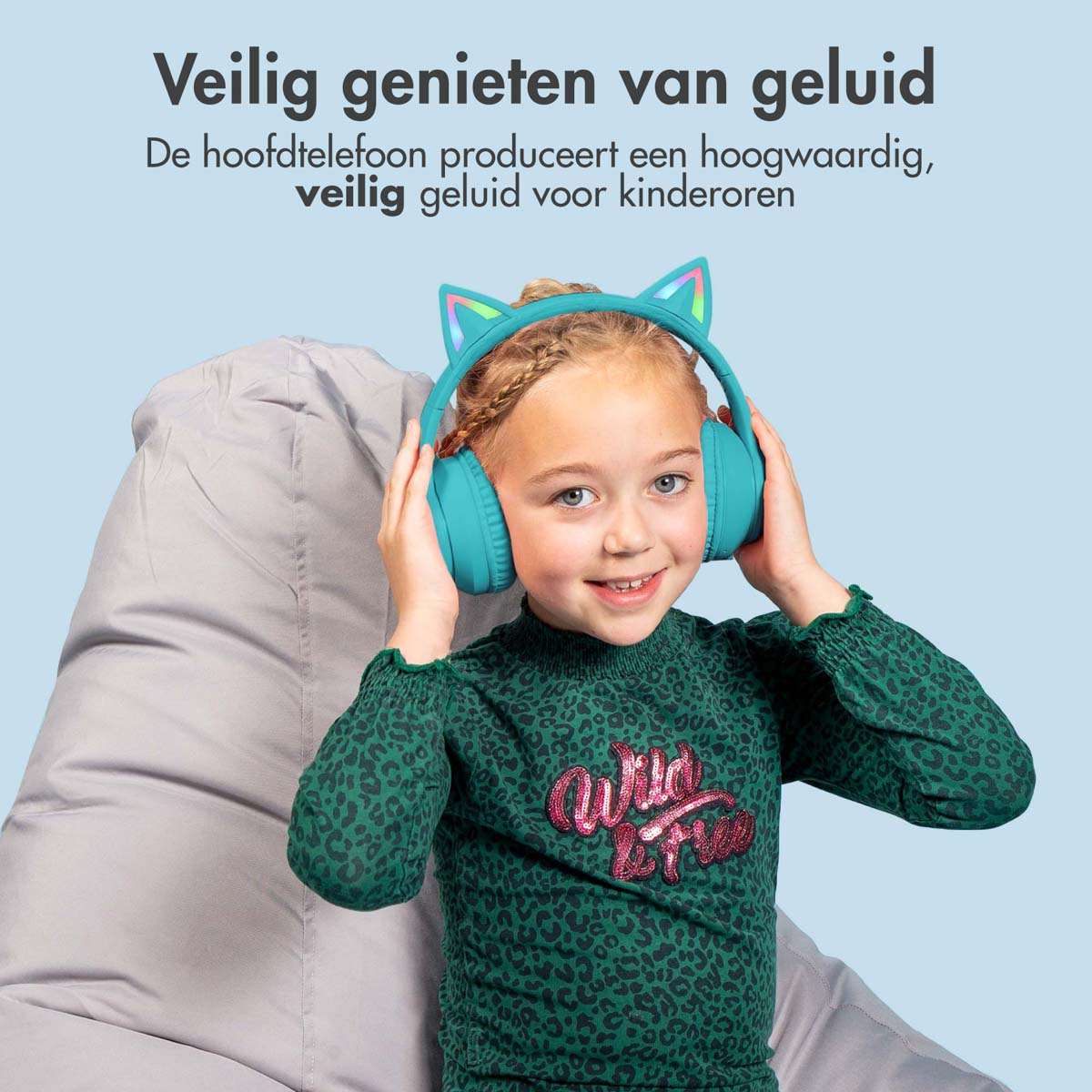 Een meisje met kattenoorkoptelefoon. Het meisje lacht. Tekst zegt 'Veilig genieten van geluid'.