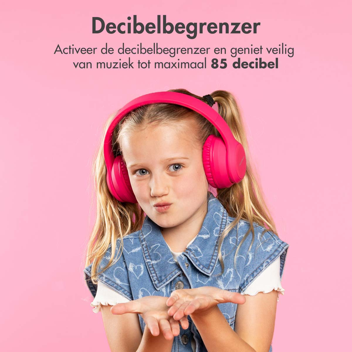Meisje met roze koptelefoon. Tekst zegt 'Decibelbegrenzer'.