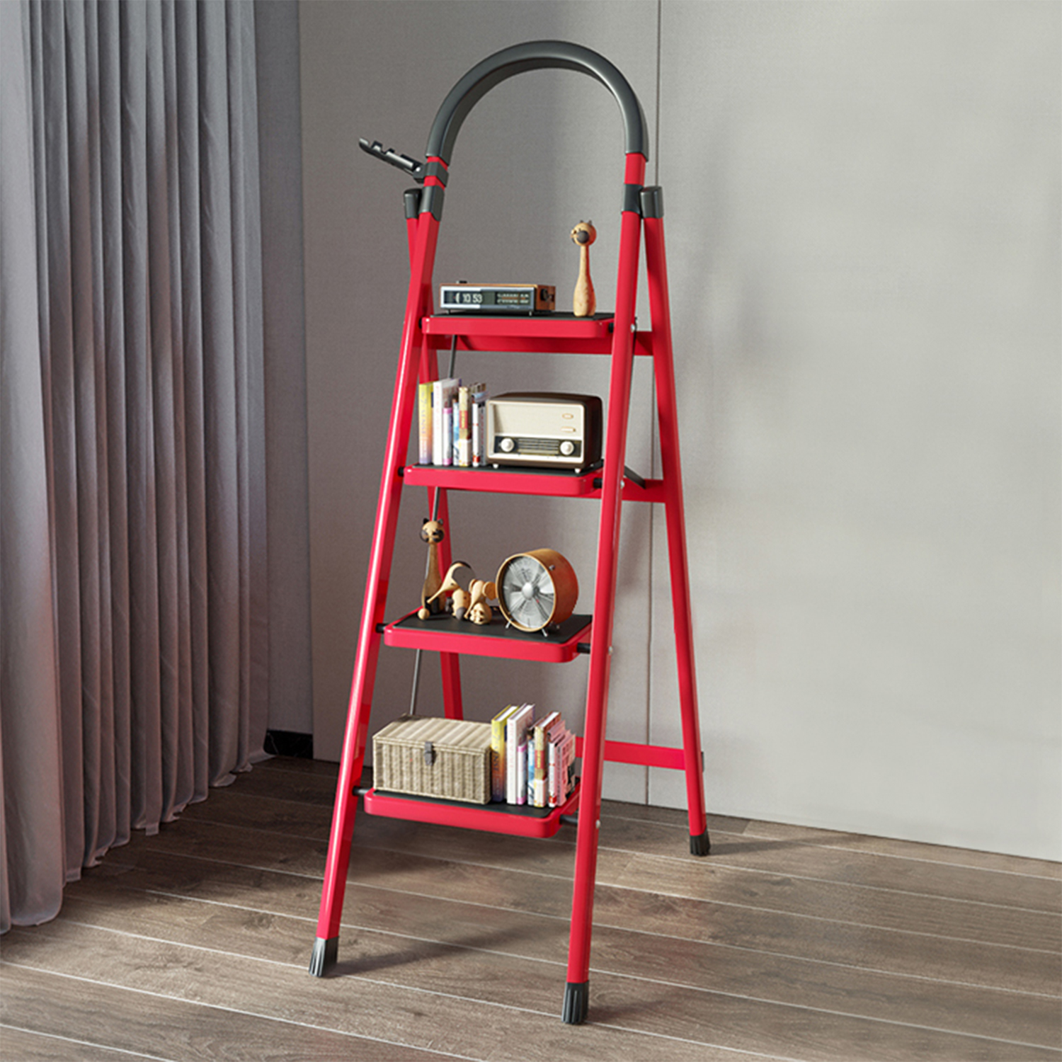 Una escalera roja con estantes que sostienen libros y decoración, contra una pared blanca.