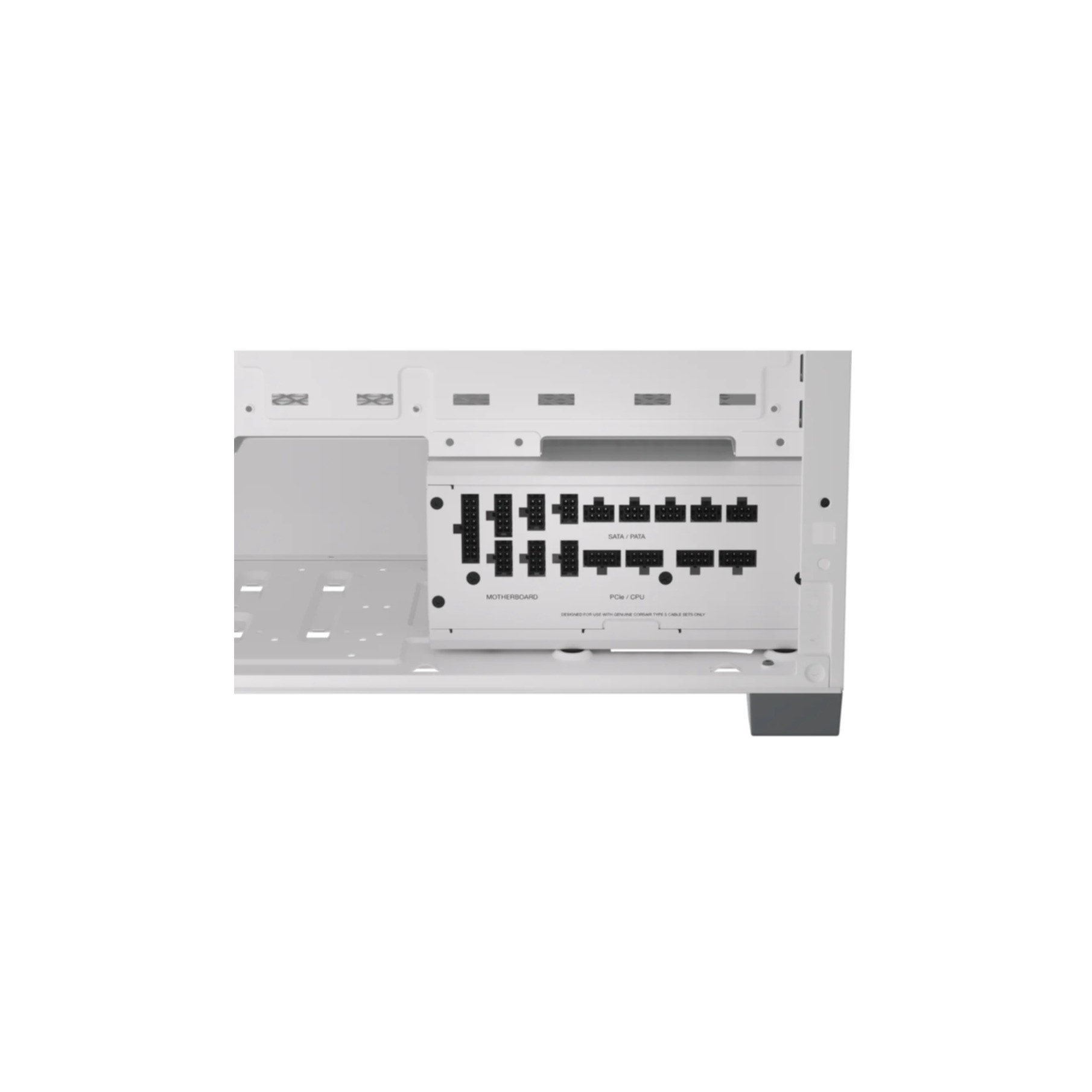 Wnętrze białej obudowy komputera z widocznymi portami zasilania.