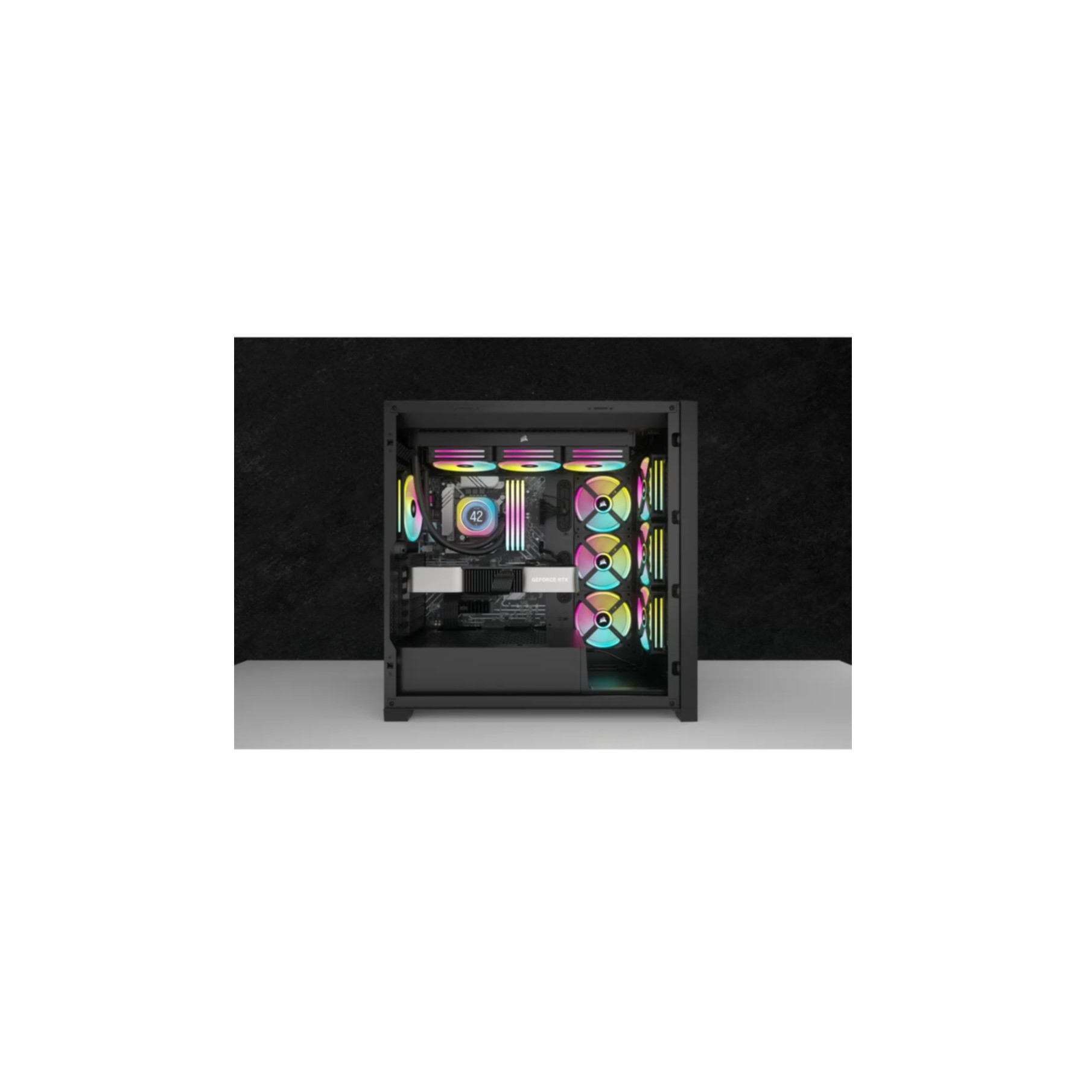 Obudowa komputera z wentylatorami RGB i podświetlonymi komponentami.