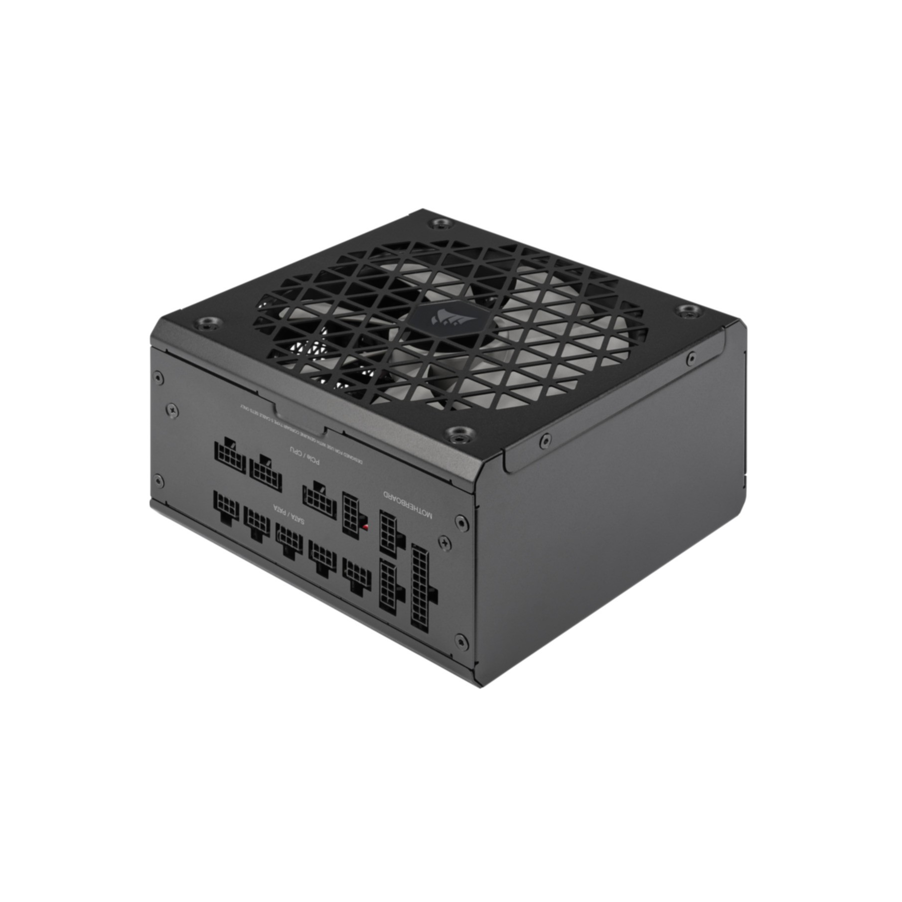 Czarny zasilacz z kratkową górą. Posiada różne porty i widoczny wentylator.