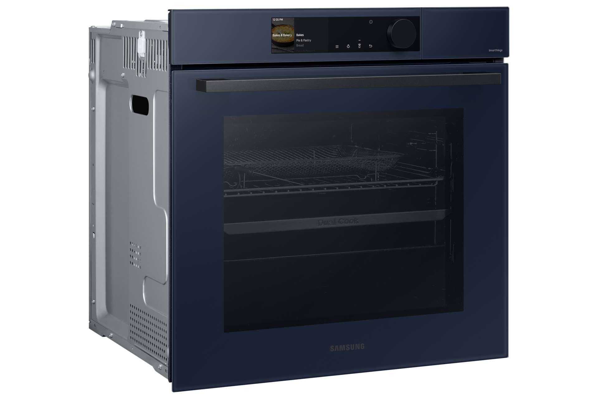 Dunkelblauer Einbau-Backofen mit einem Display, das ein Rezept anzeigt.