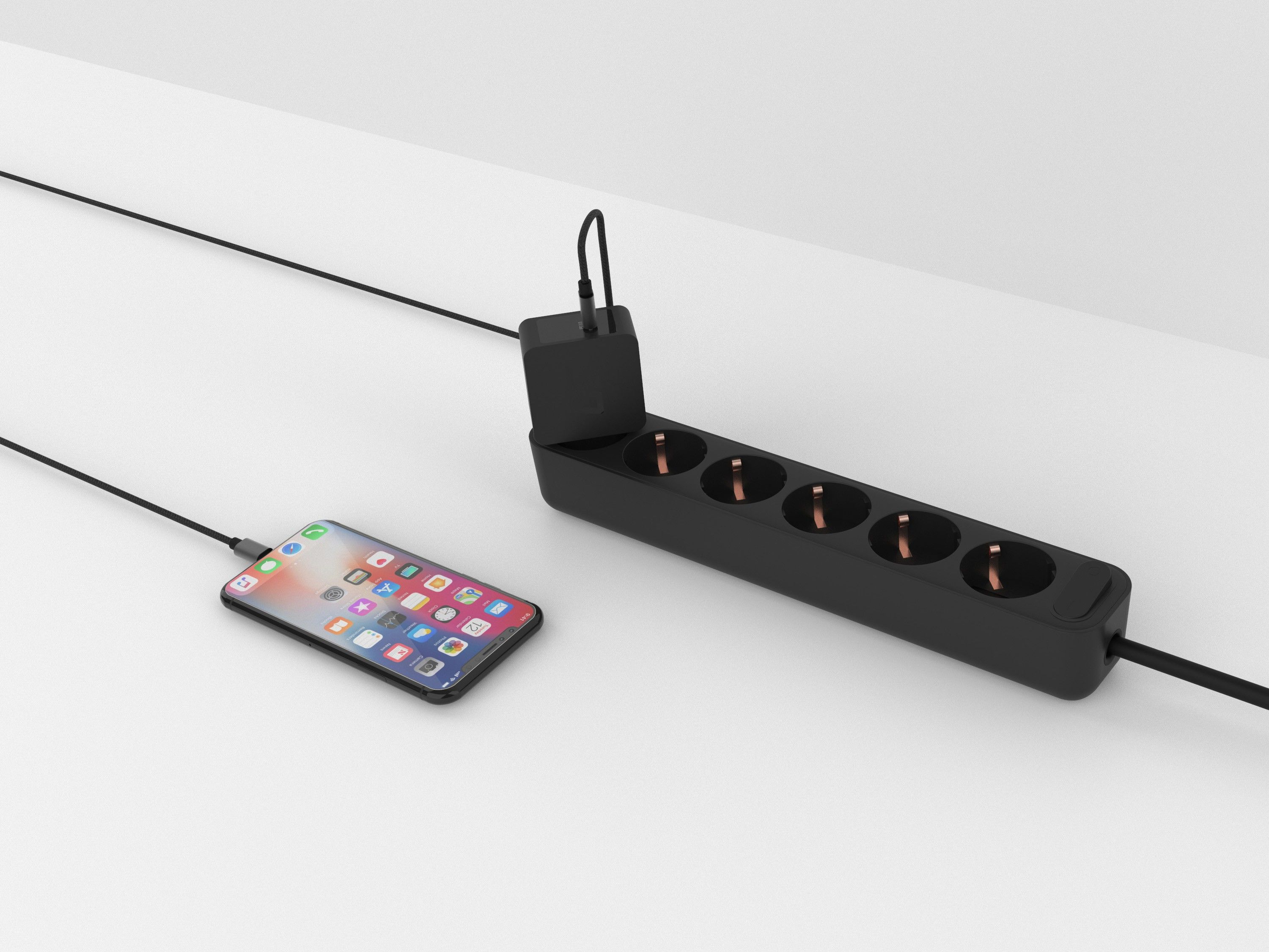 Eine schwarze Steckdosenleiste mit Steckdosen und einem Ladekabel, das mit einem Telefon verbunden ist.