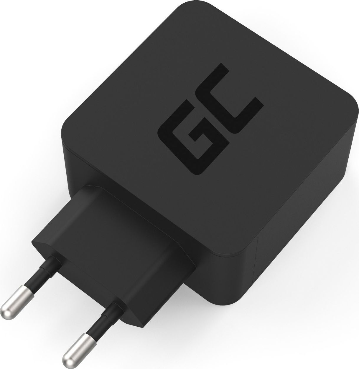 Schwarzer Netzadapter mit zwei Stiften und GC-Logo darauf. Weißer Hintergrund.