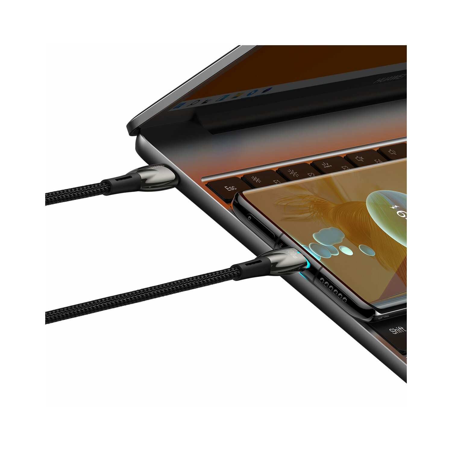 Telefono e laptop collegati con cavo USB-C. Primo piano.