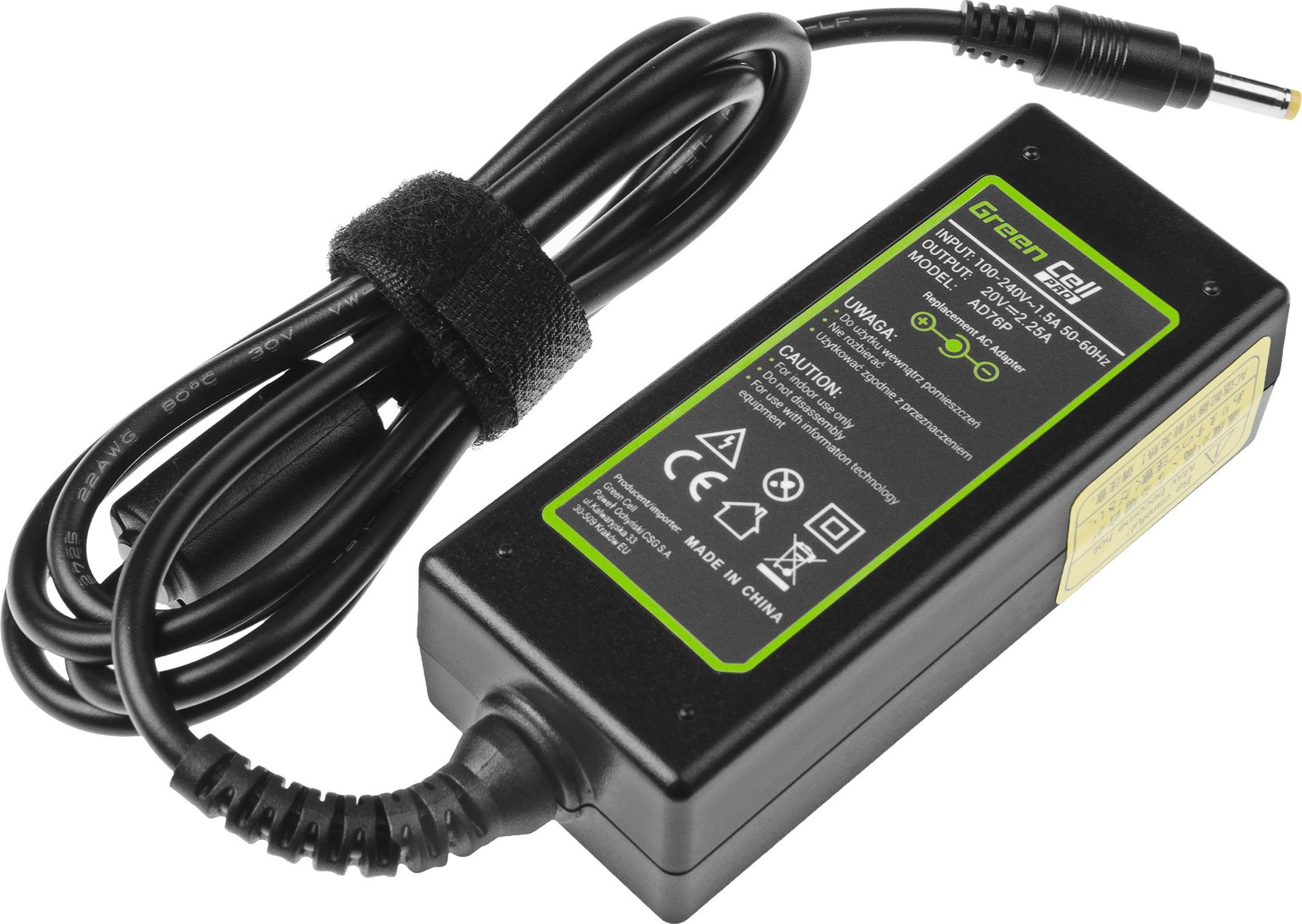 Cargador negro con etiqueta verde y cable negro.