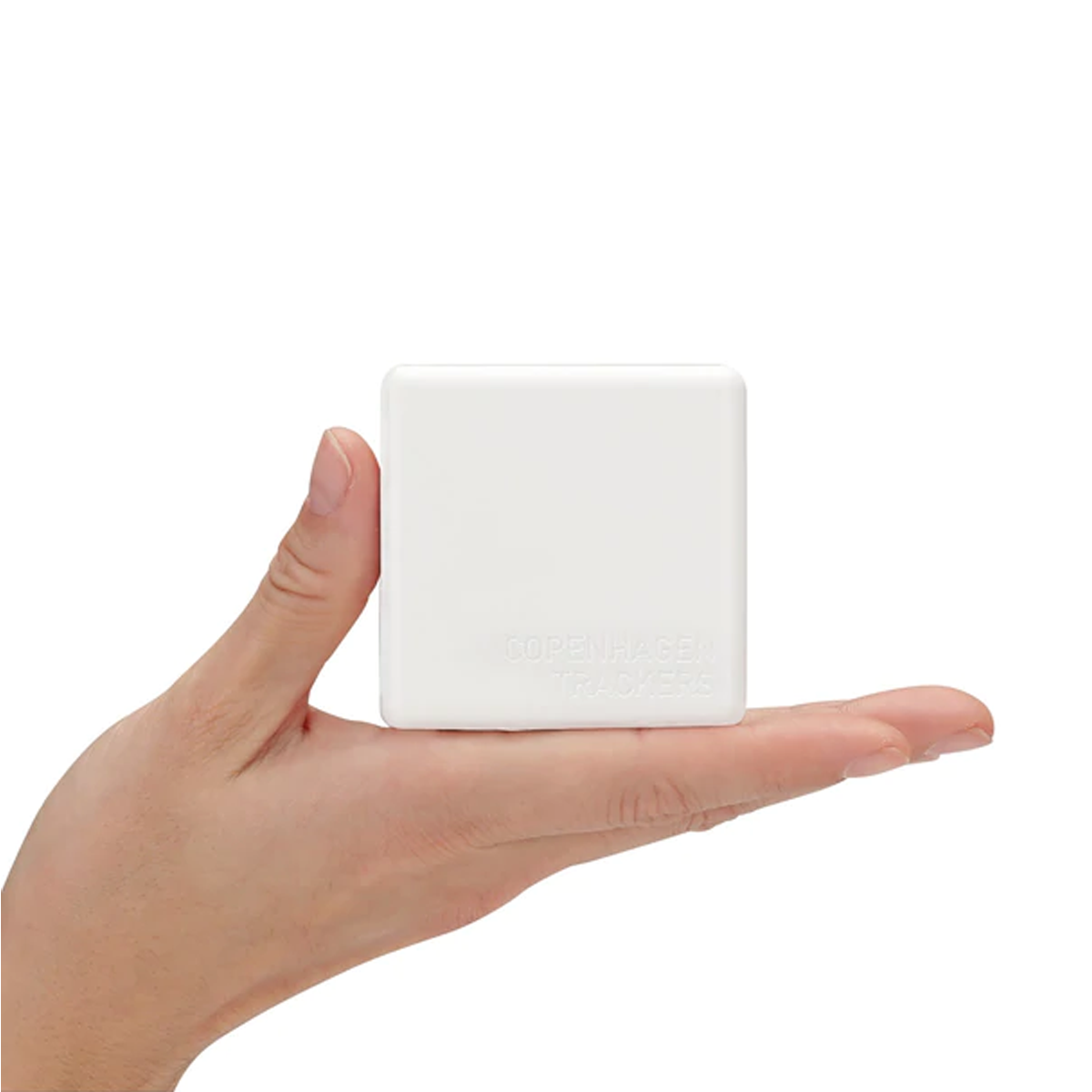 Ein weißer Würfel wird in einer Hand gehalten, mit Text "COPENHAGEN TRACKERS".